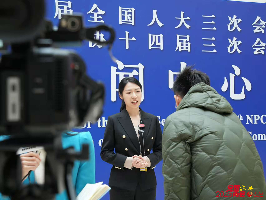 十四届全国人大三次会议期间，人民网英文记者在新闻中心现场报道。人民网记者 张力洋摄