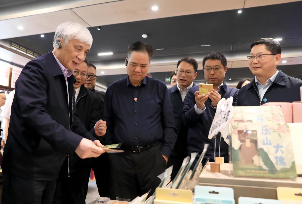 2025年3月，丁仲礼主席率队在四川省乐山市就促进服务消费开展重点考察调研活动。