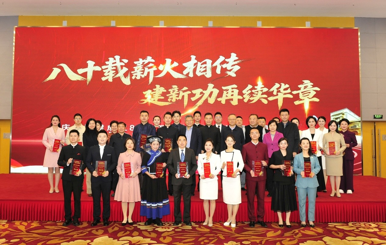 民建学会史“八十载薪火相传 建新功再续华章”演讲比赛获奖选手合影。