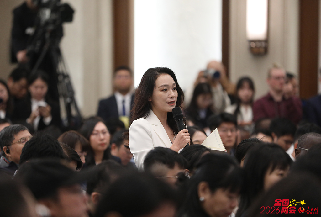 中国青年报记者现场提问。人民网记者 尹星云摄