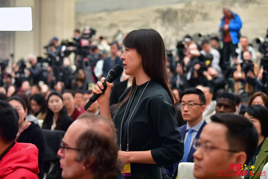 彭博社记者现场提问。人民网记者 时雨摄