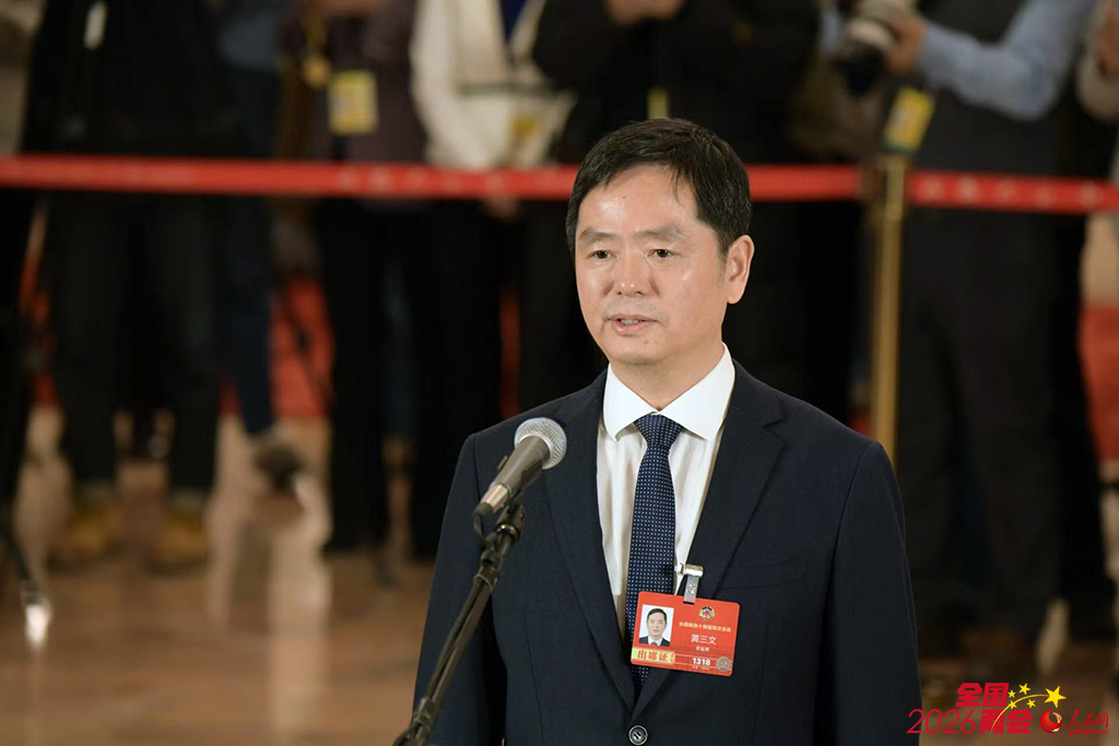 3月4日，全國政協十四屆四次會議首場“委員通道”集體採訪活動在人民大會堂舉行。全國政協委員黃三文接受媒體採訪。人民網記者 王曉嘯攝