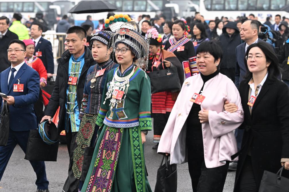全国人大代表走向会场。
