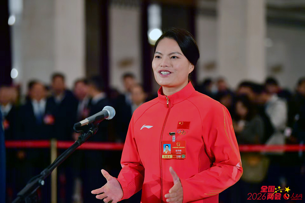 全国人大代表徐诗晓接受媒体采访。人民网记者 时雨摄