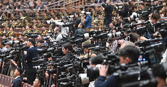 攝影記者聚焦十四屆全國人大四次會議開幕會