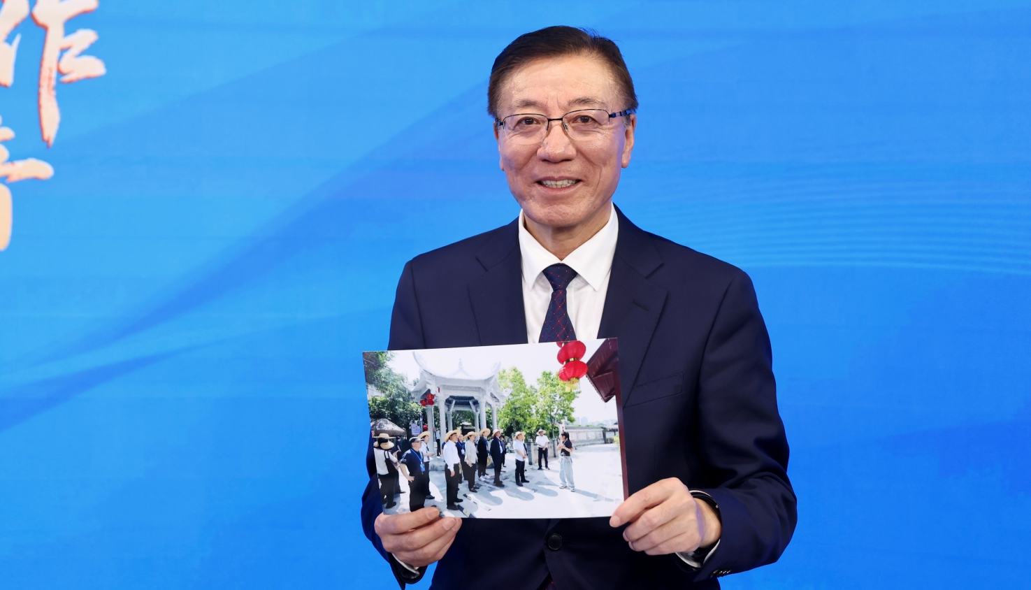 无党派人士孙其信：凝心聚力 献智中国式现代化从长江生态保护的民主监督现场，到侨乡调研乡村消费，再到甘肃考察中国种业，每一张照片背后，都是无党派人士扎根一线、履职为民的生动实践。