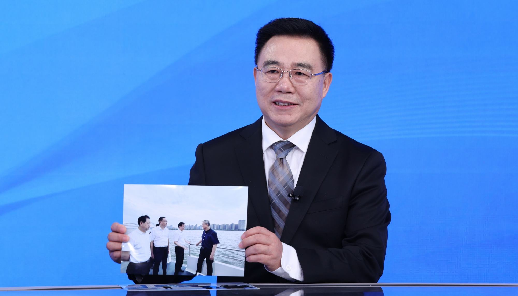 民进中央副主席何志敏：发挥界别优势 努力为“十五五”开局履职担当2021年以来，民进中央与中共江西省委、省政府深入学习贯彻习近平生态文明思想，以高度的政治责任感和历史使命感携手推进长江生态环境保护民主监督工作，圆满完成专项民主监督各项任务，充分彰显了中国新型政党制度的独特优势和实践价值。