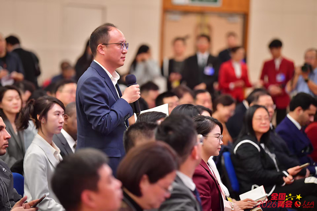 河南日报记者现场提问。
