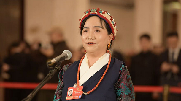 全国政协委员明吉措姆接受媒体采访