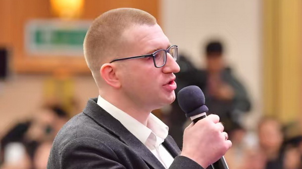 俄罗斯卫星通讯社记者现场提问