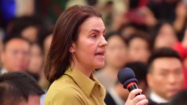 埃菲社记者现场提问