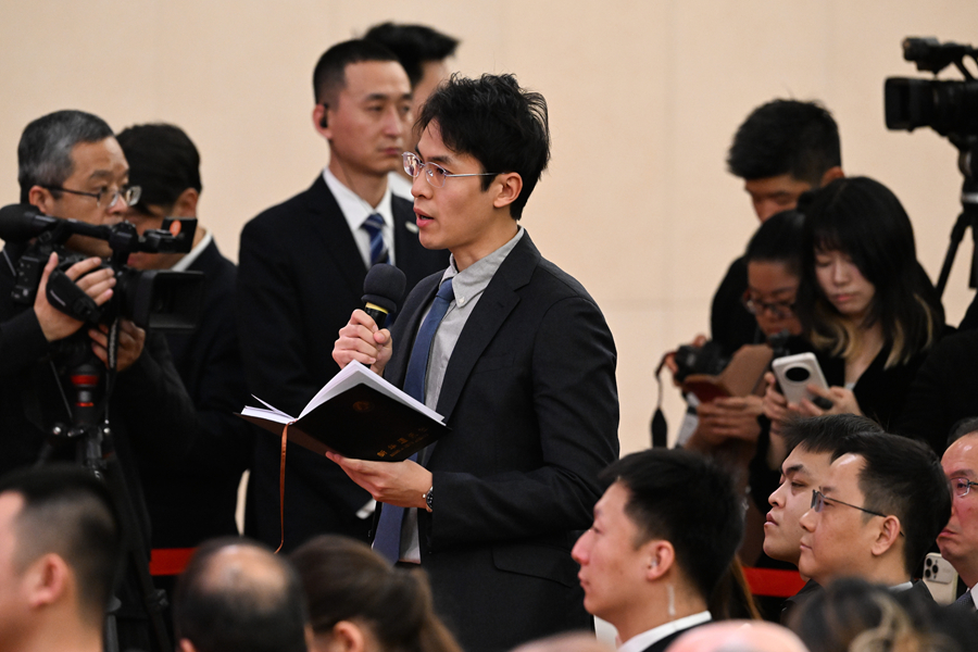 新华社记者现场提问。