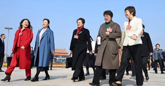 全国政协委员走向会场