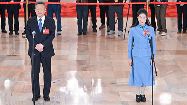 全國人大代表接受媒體採訪