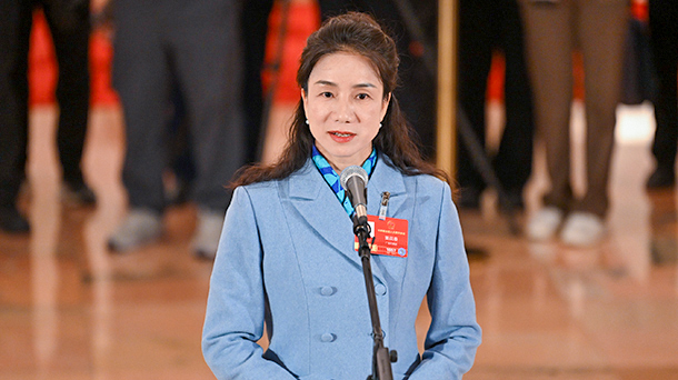 全國人大代表黃花春接受媒體採訪