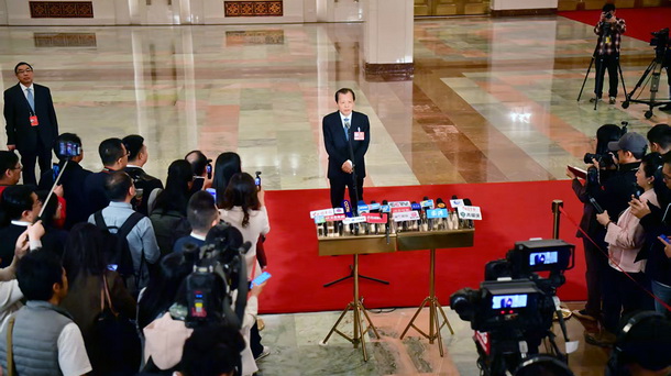 交通運輸部部長劉偉接受記者採訪