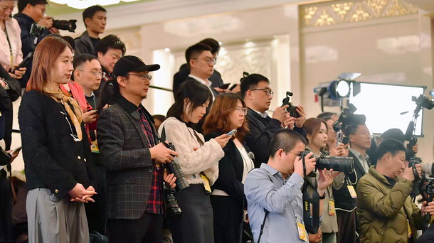 記者現場採訪