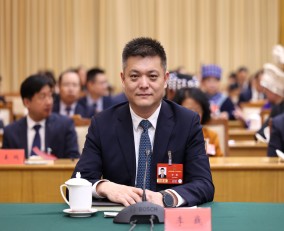 李巍                  全国人大代表、贵州六盘水市市长                                     六盘水市将坚持“富口袋”和“强精神”两手抓，“硬建设”和“软服务”同发力，“防风险”和“强托底”共推进。                  