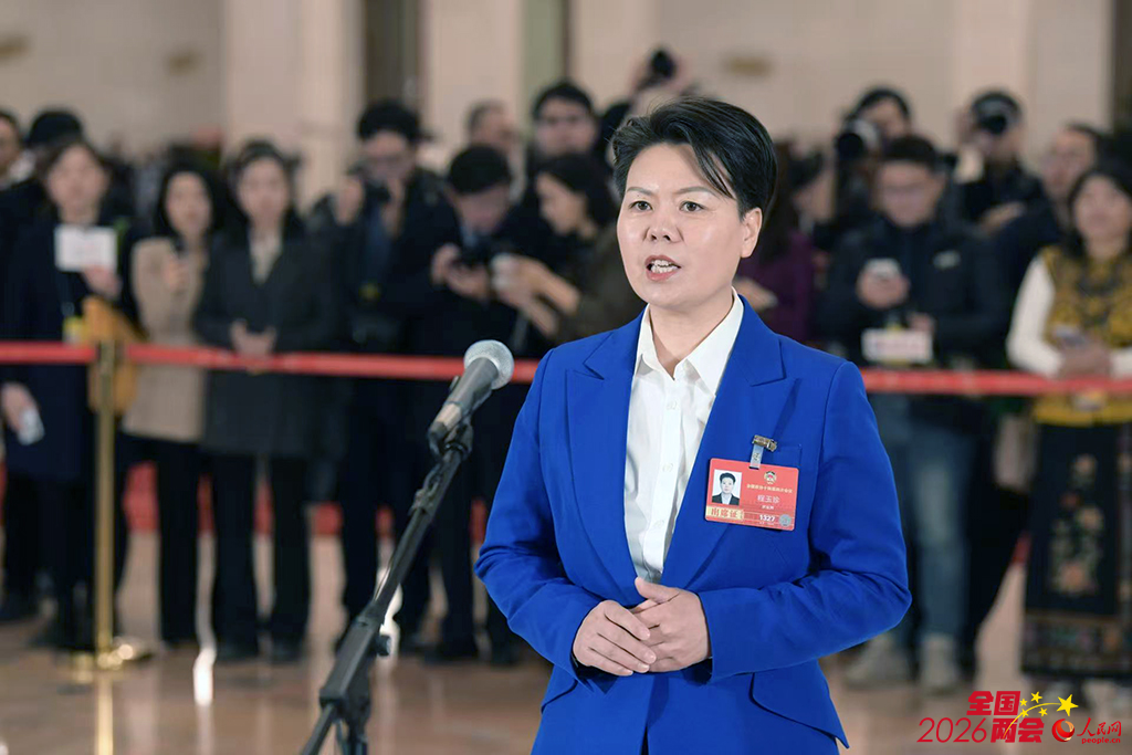 全国政协委员程玉珍接受媒体采访。人民网记者 王晓啸摄