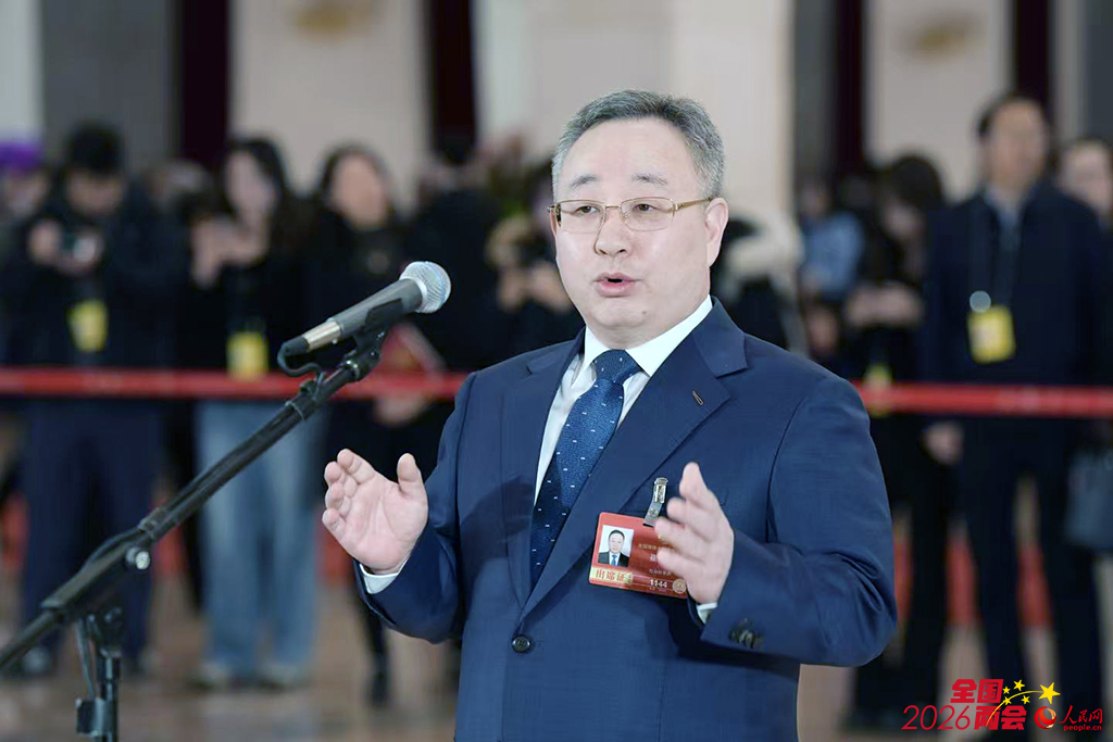 全国政协委员崔海洋接受媒体采访。人民网记者 王晓啸摄