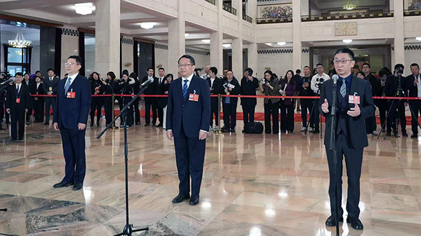 全国政协委员接受采访