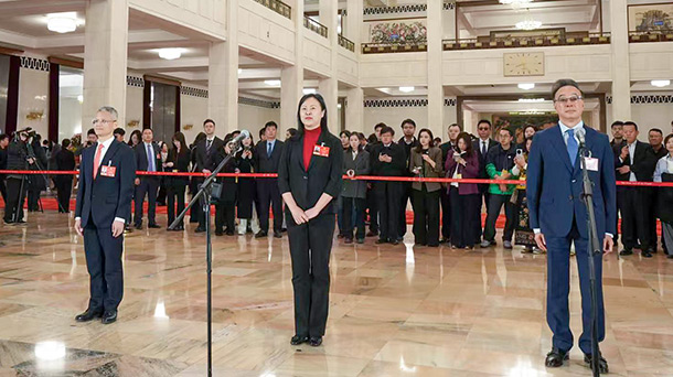 全国政协委员接受采访