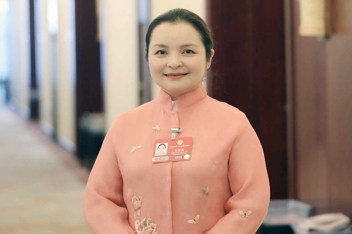 全国政协委员、中国音乐学院声乐歌剧系主任吴碧霞。人民网记者 尹星云摄