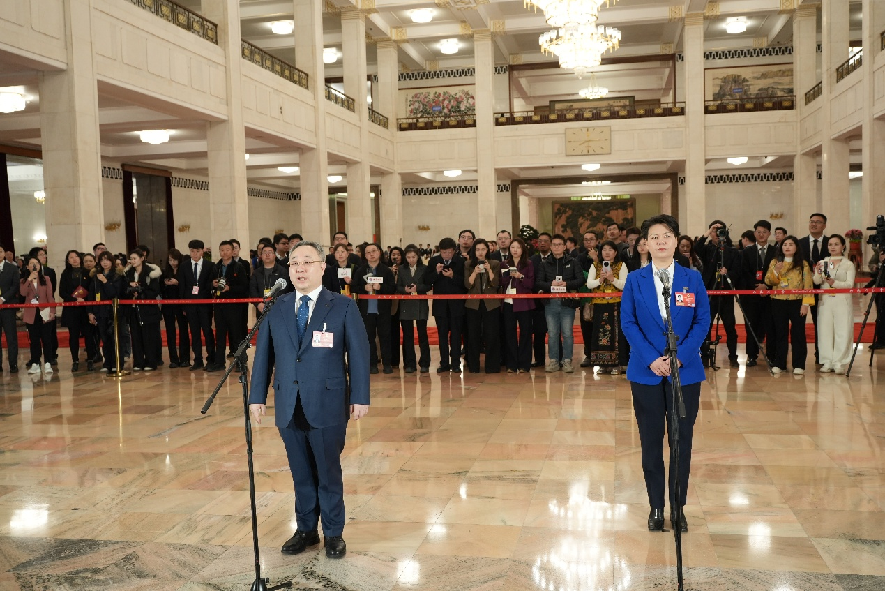 3月11日，全国政协十四届四次会议第三场“委员通道”集体采访活动在北京人民大会堂举行。人民网记者 王晓啸摄