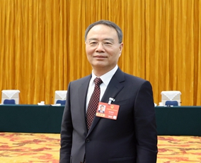 徐冠巨                  全国人大代表、传化集团有限公司董事长                                      过去降碳更多靠政策推动，而如今通过碳市场、碳标准体系的持续完善，企业降碳从“要我降”转向“我要减”，转化成了真金白银。                  