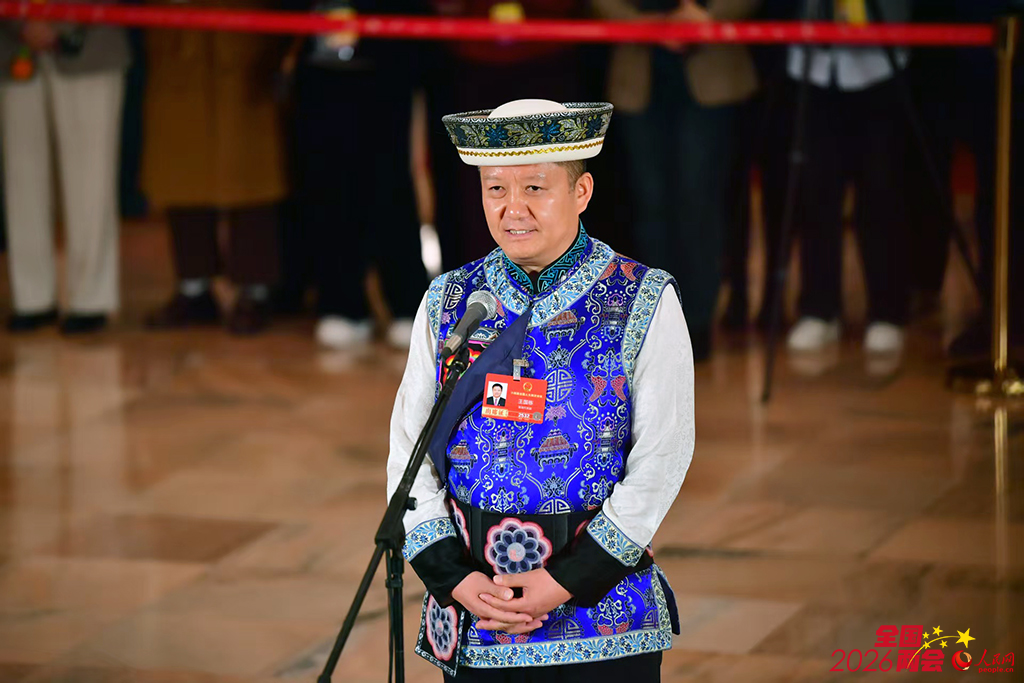 全国人大代表王国栋接受媒体采访。