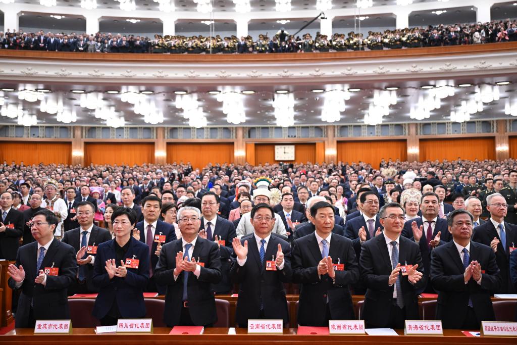 十四届全国人大四次会议举行闭幕会