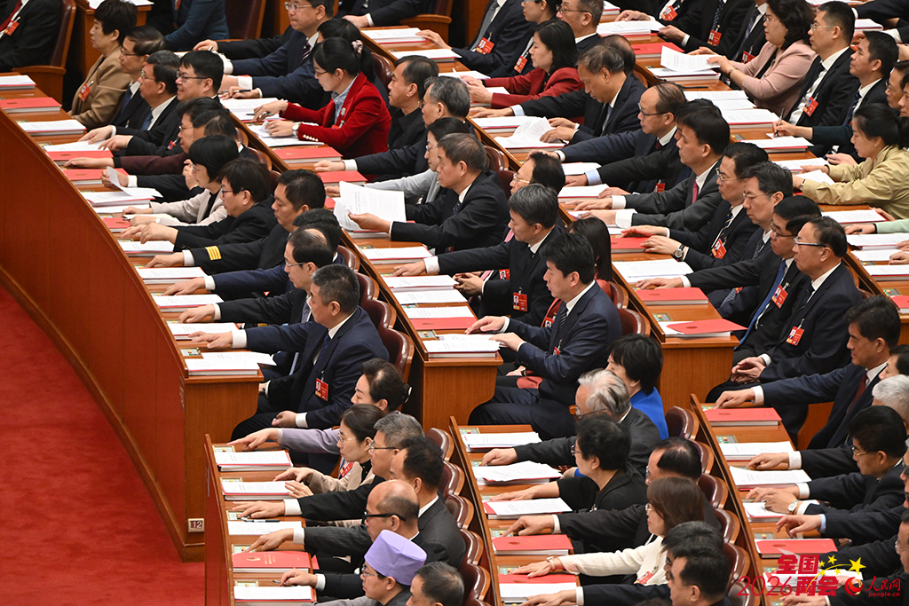 全国人大代表按表决器表决。