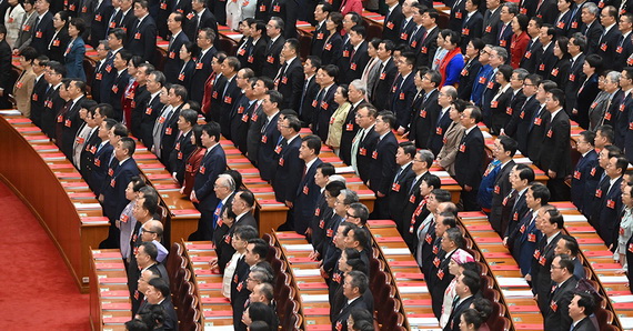 全国人大代表齐唱国歌