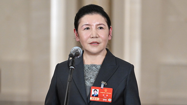 司法部部长贺荣接受记者采访