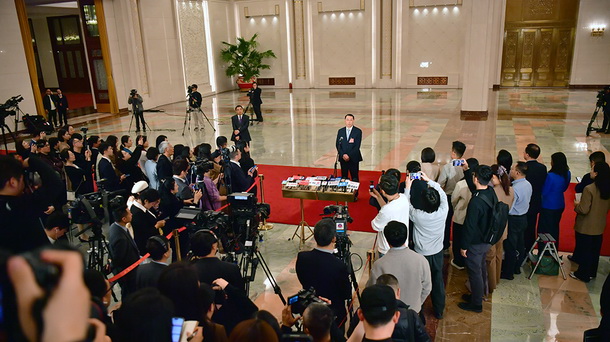 自然资源部部长关志鸥接受记者采访