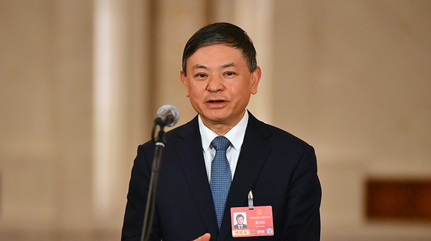 生态环境部部长黄润秋接受记者采访