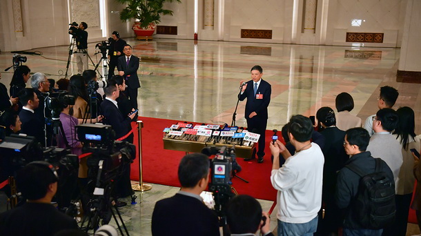 生态环境部部长黄润秋接受记者采访