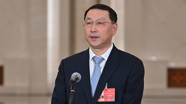 自然资源部部长关志鸥接受记者采访