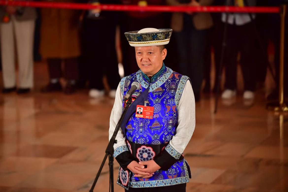 3月12日，全国人大代表、青海省海东市互助土族自治县委书记王国栋在“代表通道”上回答记者提问。人民网 时雨摄