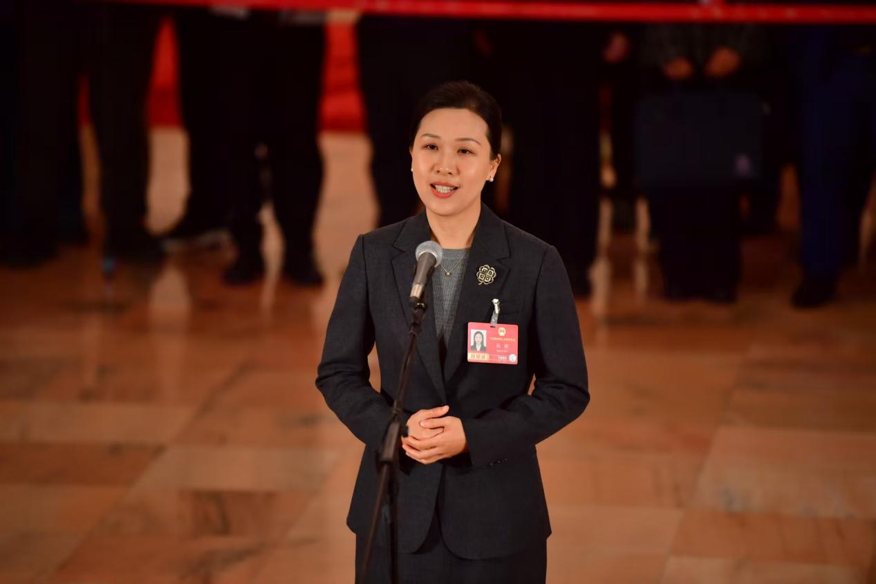 3月12日，海南保亭黎族苗族自治县副县长吕妍在“代表通道”上回答记者提问。人民网 时雨摄