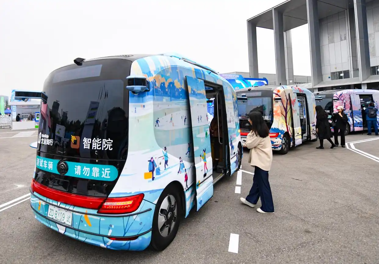 參會者在2024世界智能網聯汽車大會現場觀看自動駕駛汽車。新華社記者 陳鐘昊 攝 