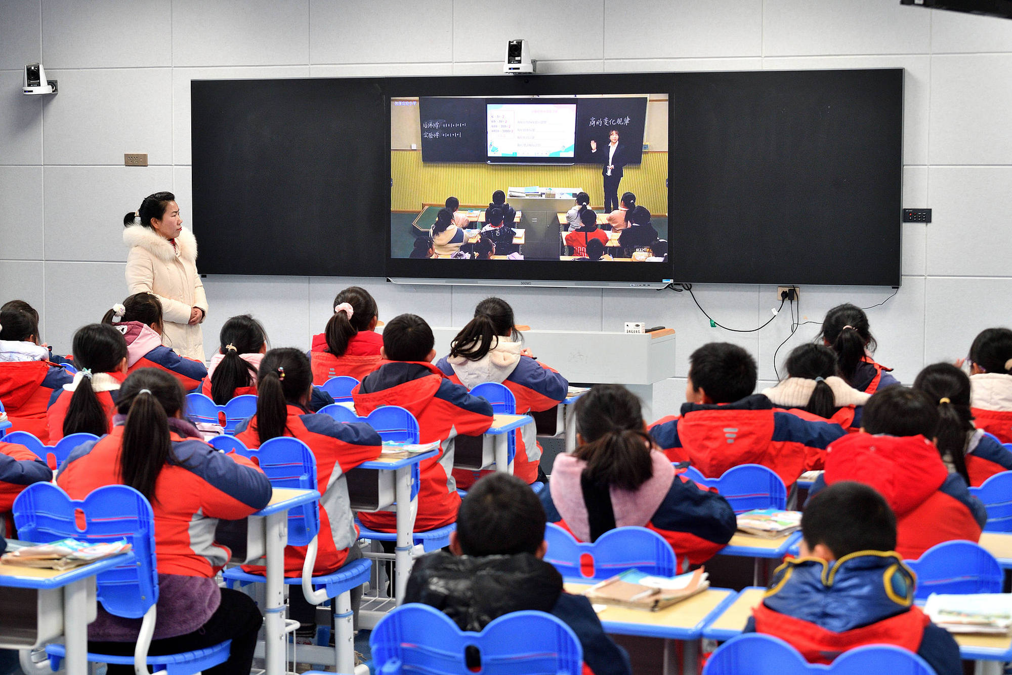 学生聆听线上课堂课程