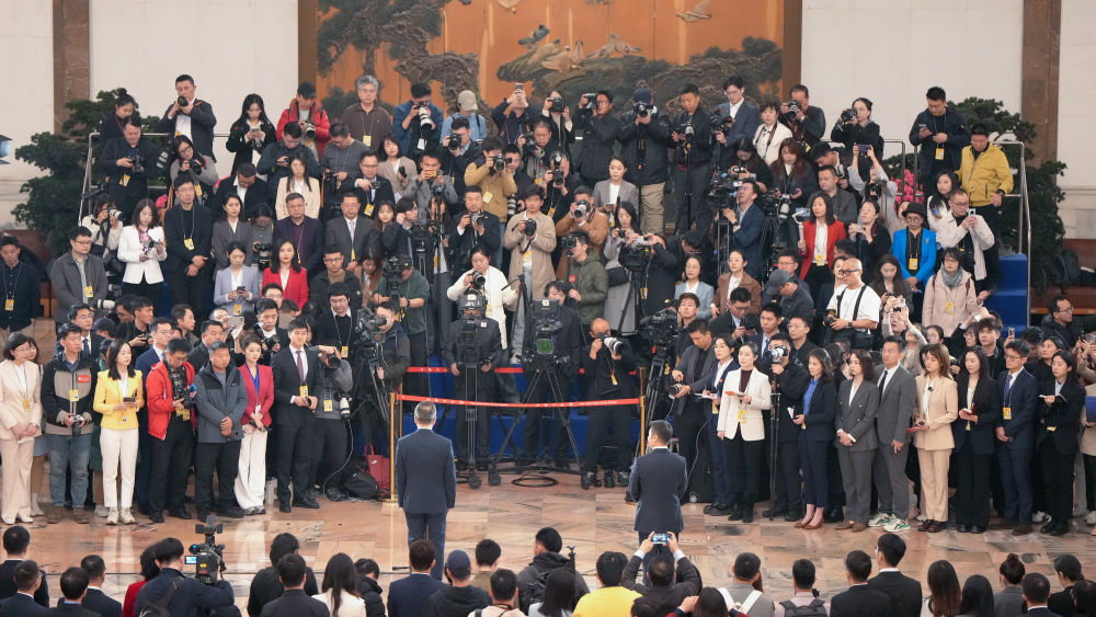 2025年3月8日，第十四屆全國人民代表大會第三次會議第二場“代表通道”集中採訪活動在北京人民大會堂舉行。新華社記者 劉大偉 攝