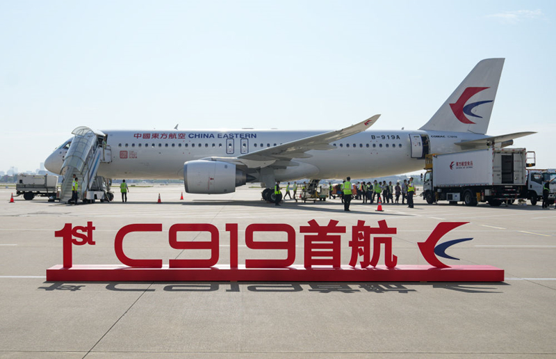 這是2023年5月28日在上海虹橋國際機場停機坪拍攝的C919飛機。當日，由C919大型客機執飛的東方航空MU9191航班平穩降落在北京首都國際機場，標志著該機型圓滿完成首個商業航班飛行，正式進入民航市場。